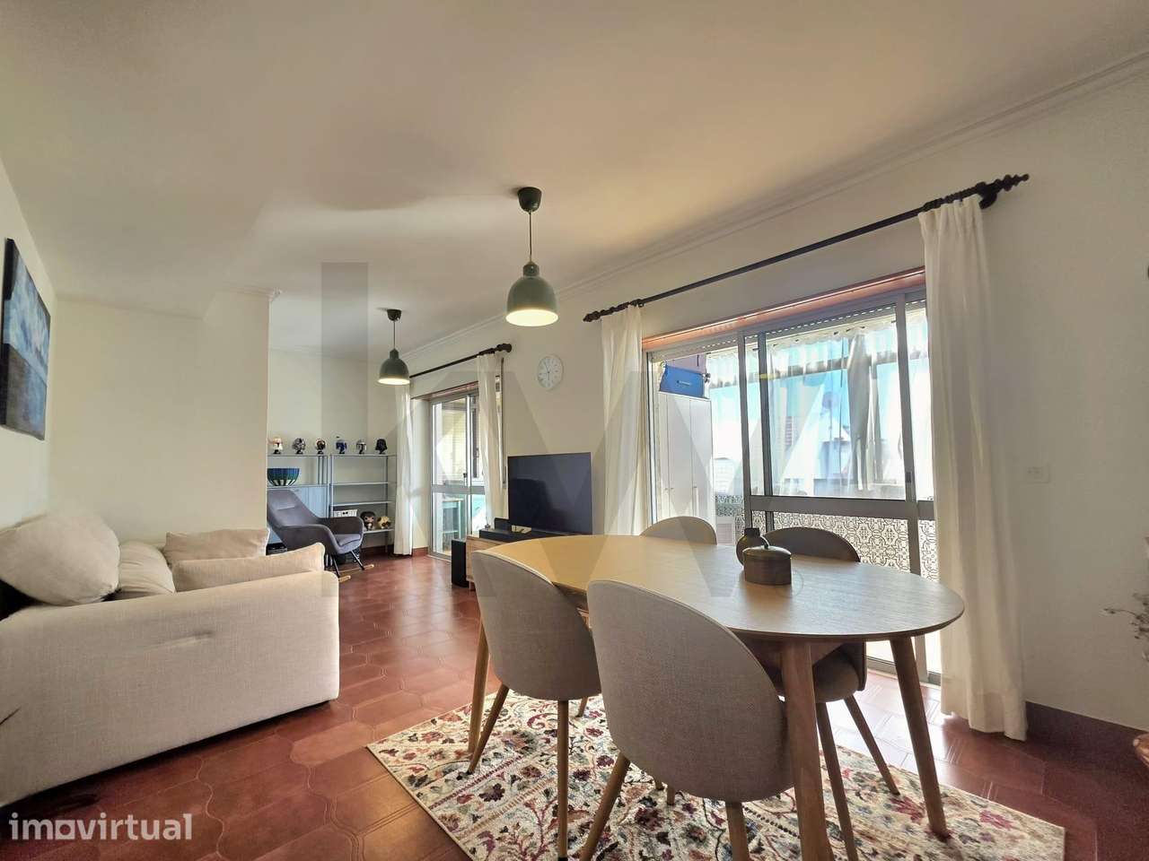 Apartamento T2 com Cozinha Remodelada e Marquises Multiusos na Cova da - Grande imagem: 3/25