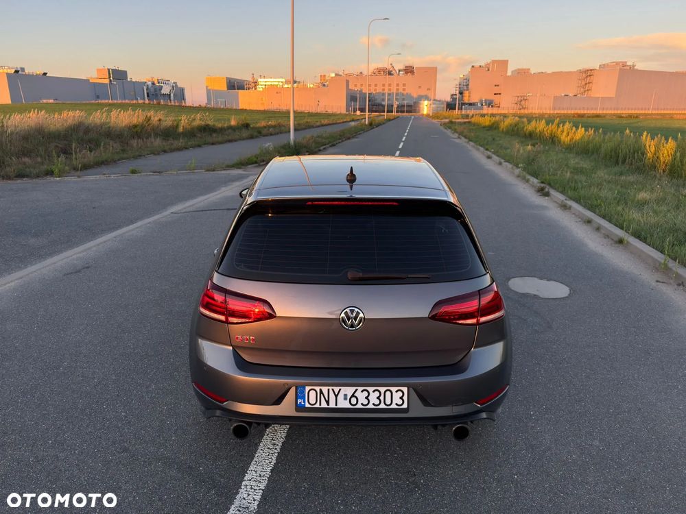 Volkswagen Golf - 10