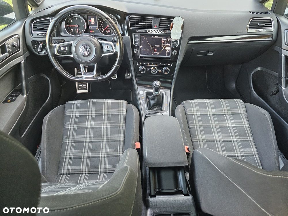 Volkswagen Golf - 21
