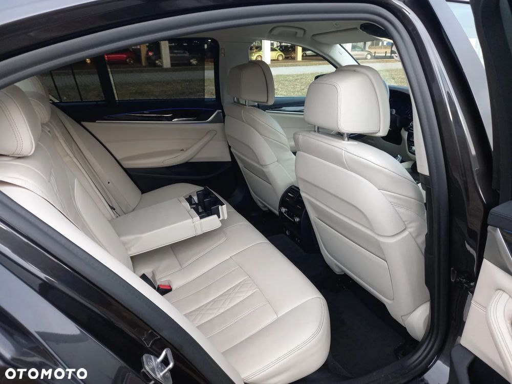 BMW Seria 5 530i xDrive Luxury Line - 11