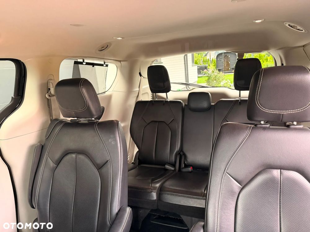 Chrysler Pacifica - 16
