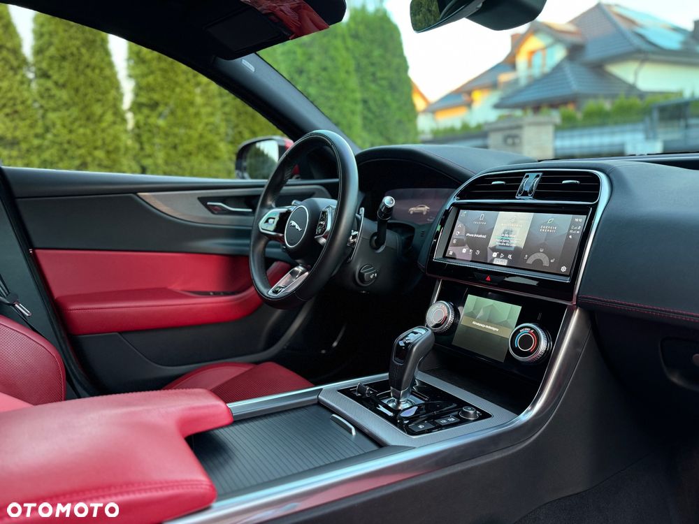 Jaguar XE D200 R-Dynamic SE - 11