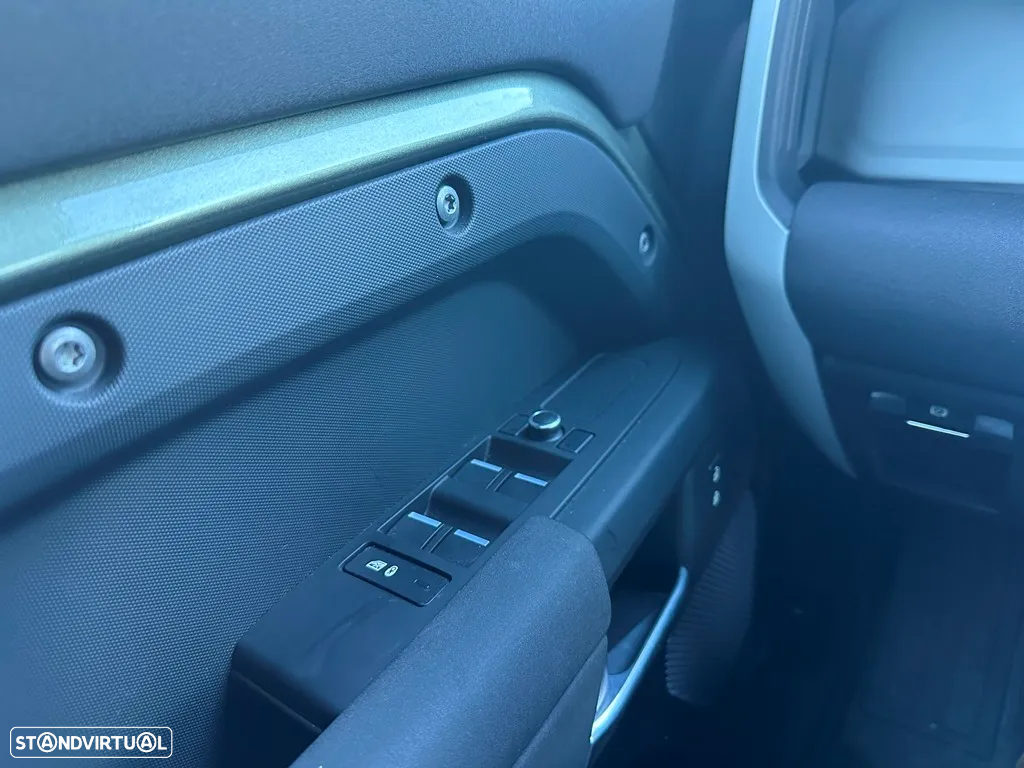Land Rover Defender 110 D240 S - 34