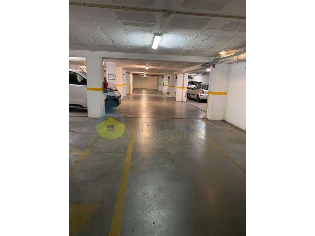 Garagem em Box em Armação de Pera apenas 400 metros da praia de Arm... - Grande imagem: 2/4