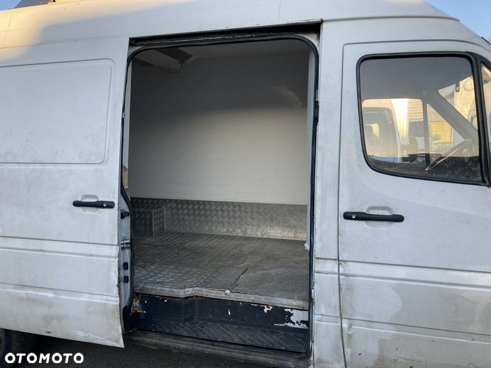 Mercedes-Benz Sprinter - 14