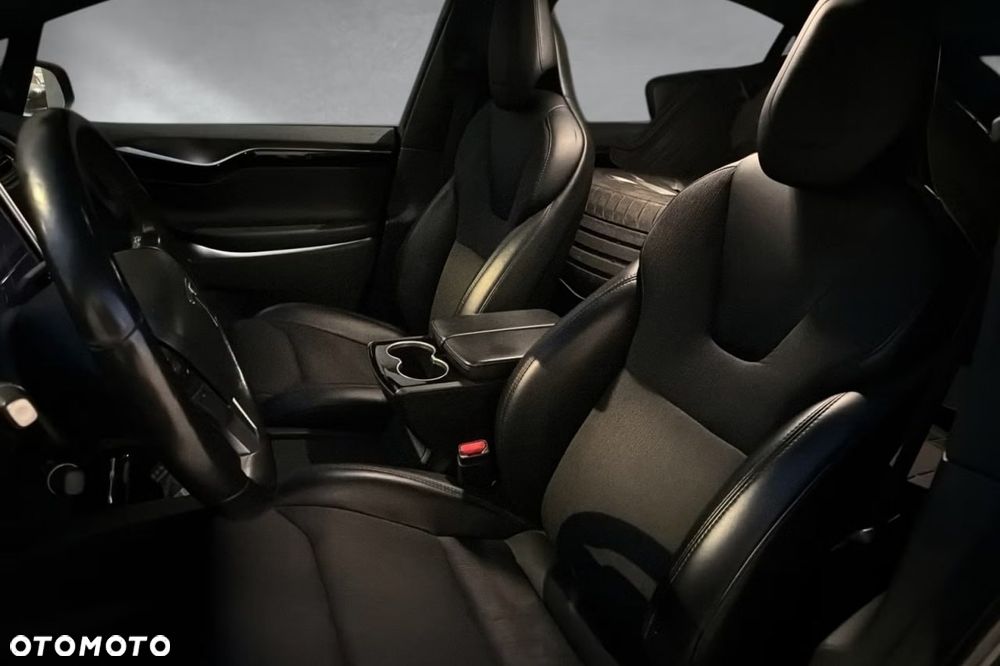 Tesla Model X - 7