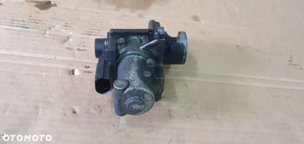 Zawór EGR Audi A8 D3 4.2 TDI - 3