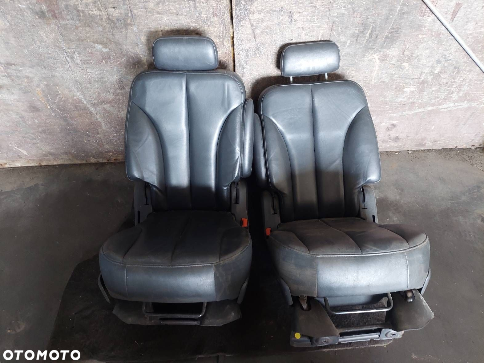 FOTEL DRUGI RZĄD LEWY TYŁ + PRAWY TYŁ CHRYSLER PACIFICA I - 2