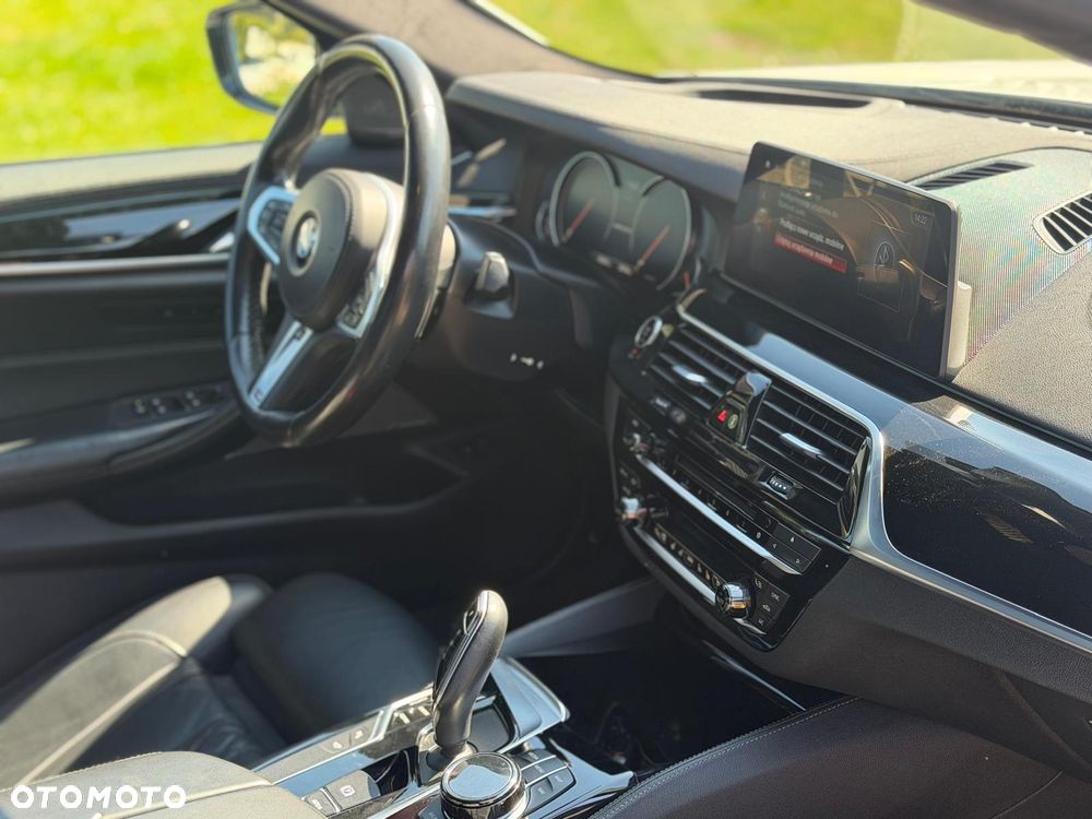 BMW Seria 5 M550i xDrive sport - 36