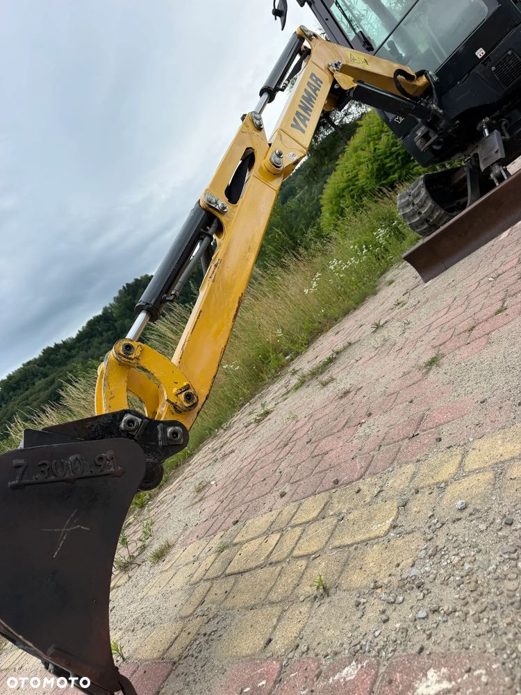 Yanmar SV18 Koparka Gąsienicowa 2 tony. Długie ramię PLUS. Szybkozłącze plus łyżka kopiąca. Rozsuwane Hydr. podwozie! Sprowadzona z Gospodarstwa Norweskiego! Maszyna jak Nowa z Salonu! 2017 rok. 1200 mtg! Gąsienice bez zużycia jak Nowe! szybka wolna jazda. Ani deka luzów i wycieków. OKAZJA Dodatkowe sekcje Hydrauliczne pod młot i wiertnice. Fabryczny lakier na podzespołach! Zebatki w pięknym stanie. Ogrzewana wentylowana Kabina. OKAZJA TANIO - 37