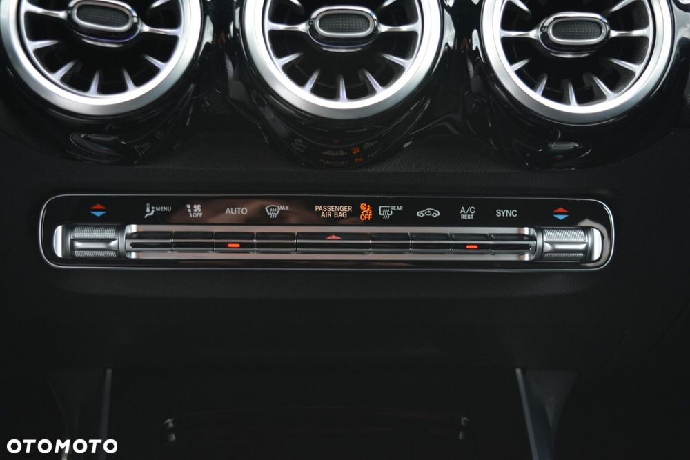 Mercedes-Benz GLB 200 d 4-Matic AMG Line 8G-DCT - 24
