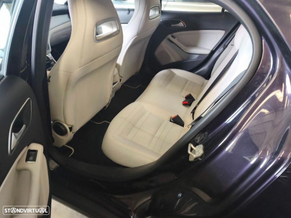 Mercedes-Benz GLA 180 - 6