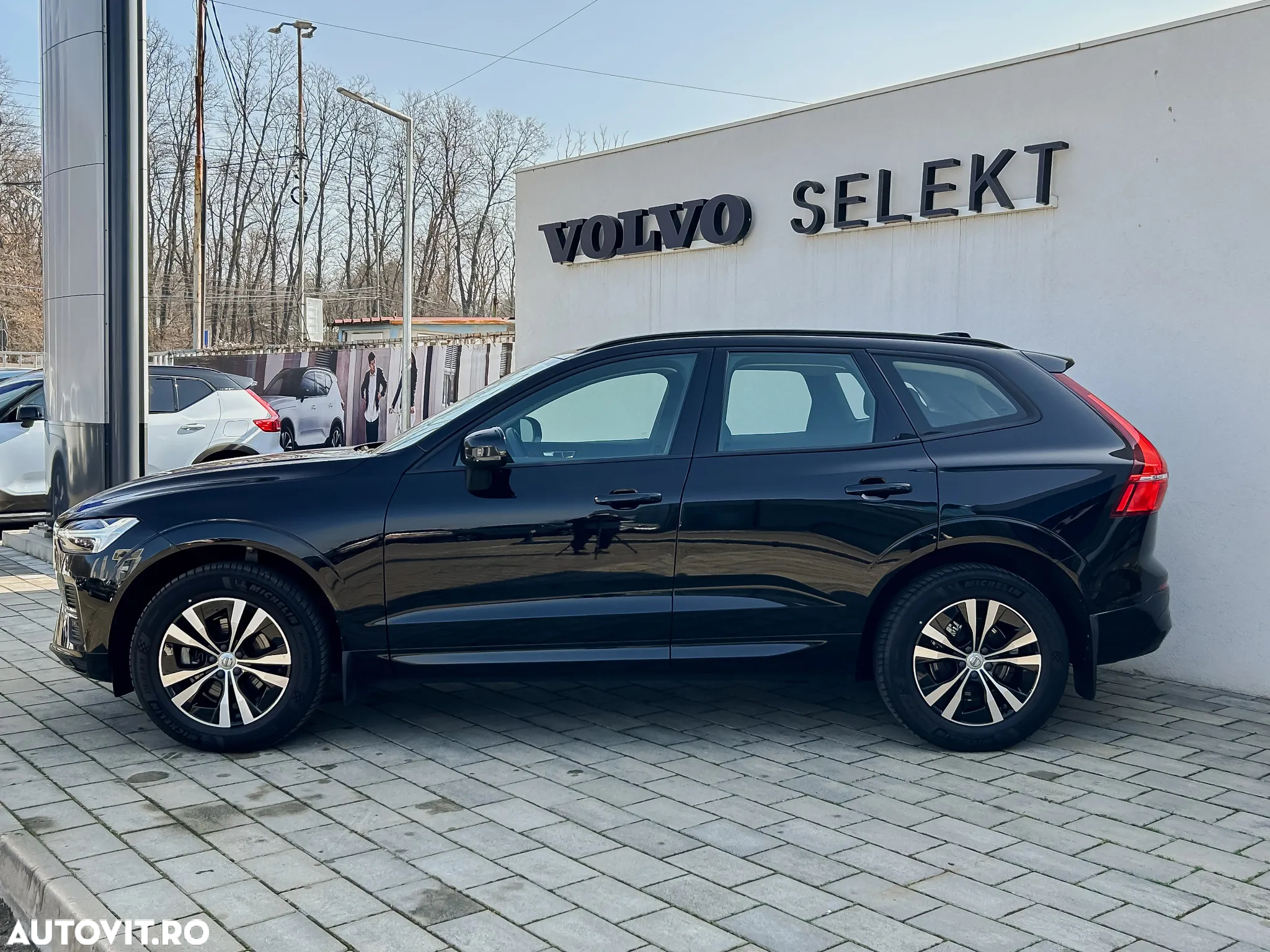 Volvo XC 60 B5 MHEV AT8 AWD Momentum Pro - 4
