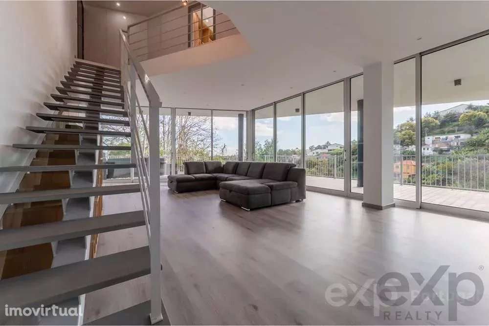 Moradia de Luxo, T3 convertida em T2,  Mobilada, a 7 minutos do centro - Grande imagem: 3/49