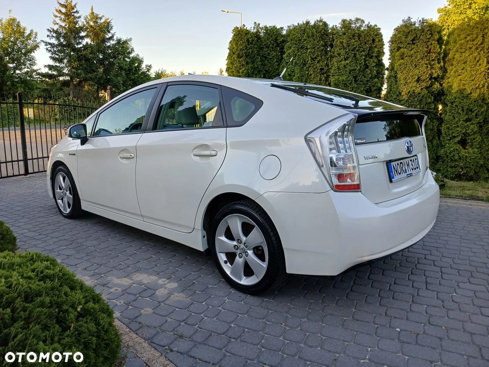 Toyota Prius (Hybrid) Executive - 17
