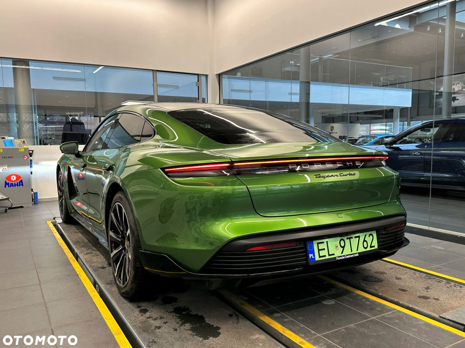 Porsche Taycan - 8
