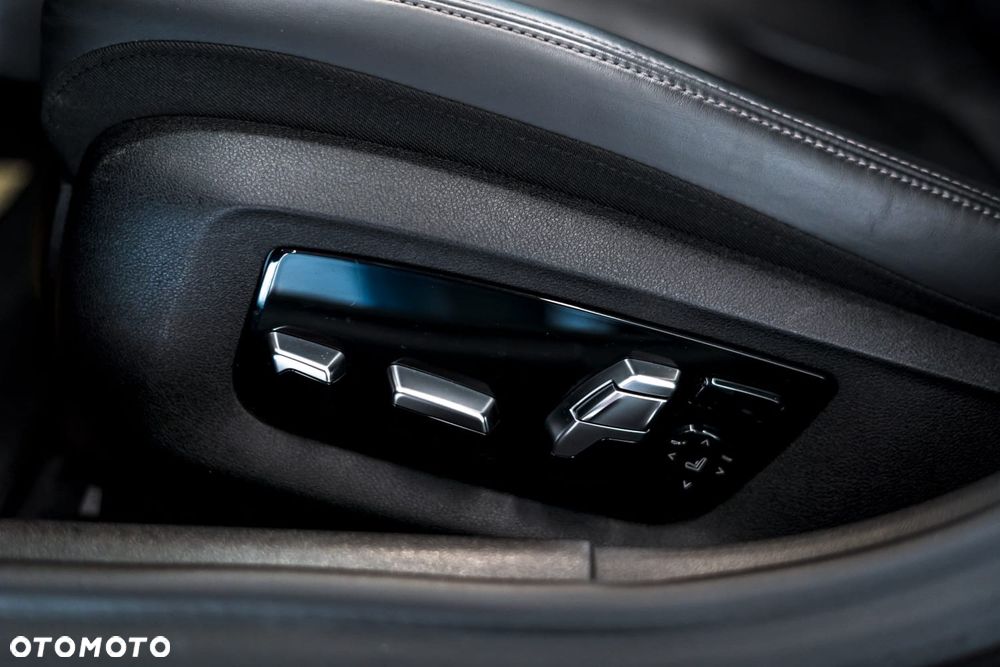 BMW Seria 5 M550i xDrive sport - 11