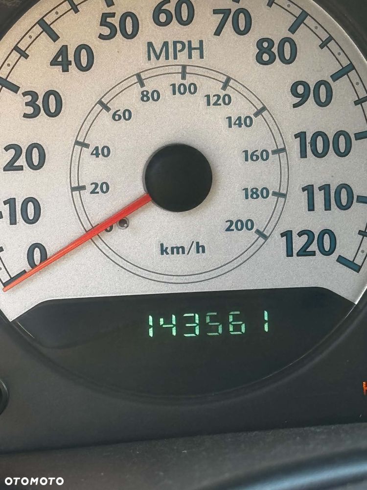Chrysler Town & Country - 16