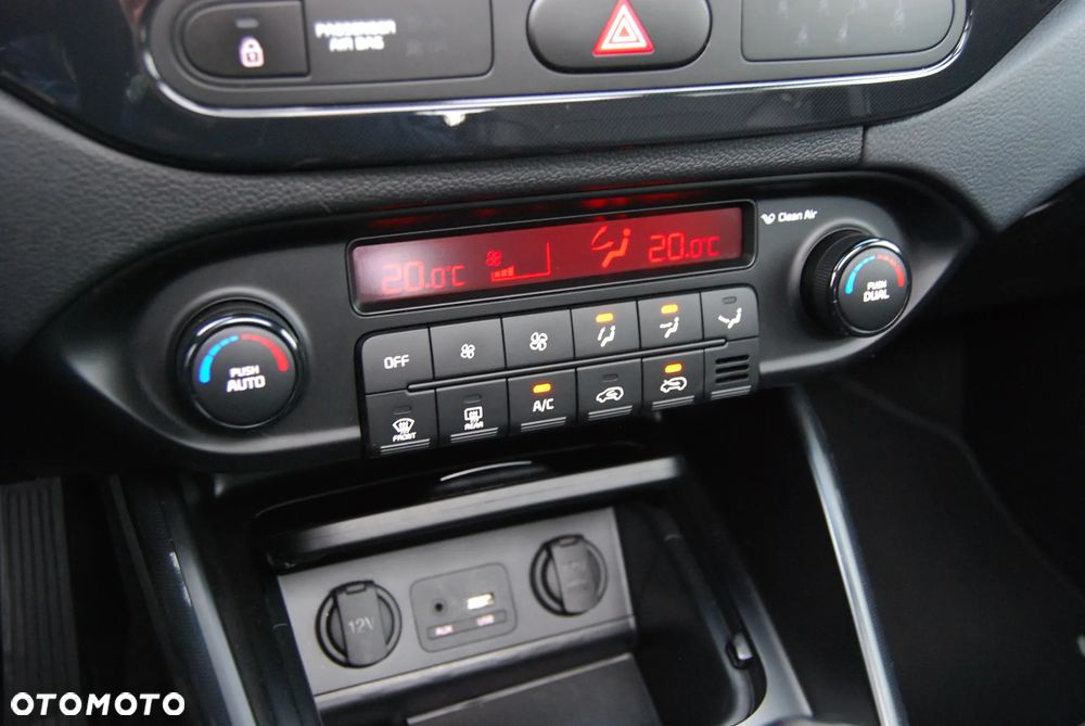 Kia Carens 1.7 CRDi 141 Dream Team Edition - 28