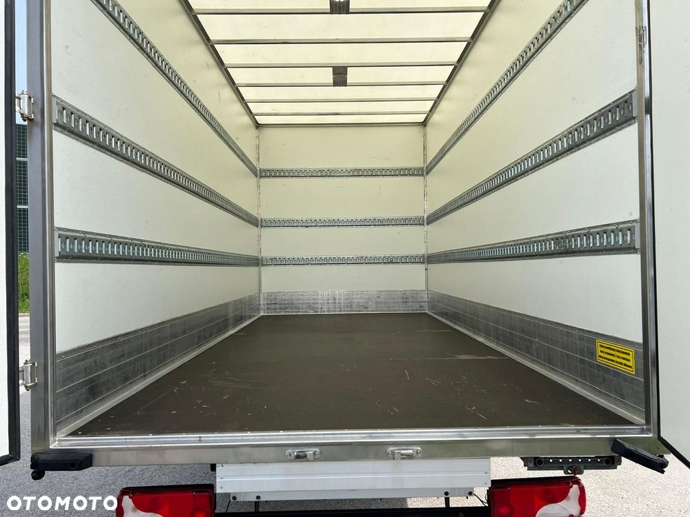 Mercedes-Benz Sprinter - 10
