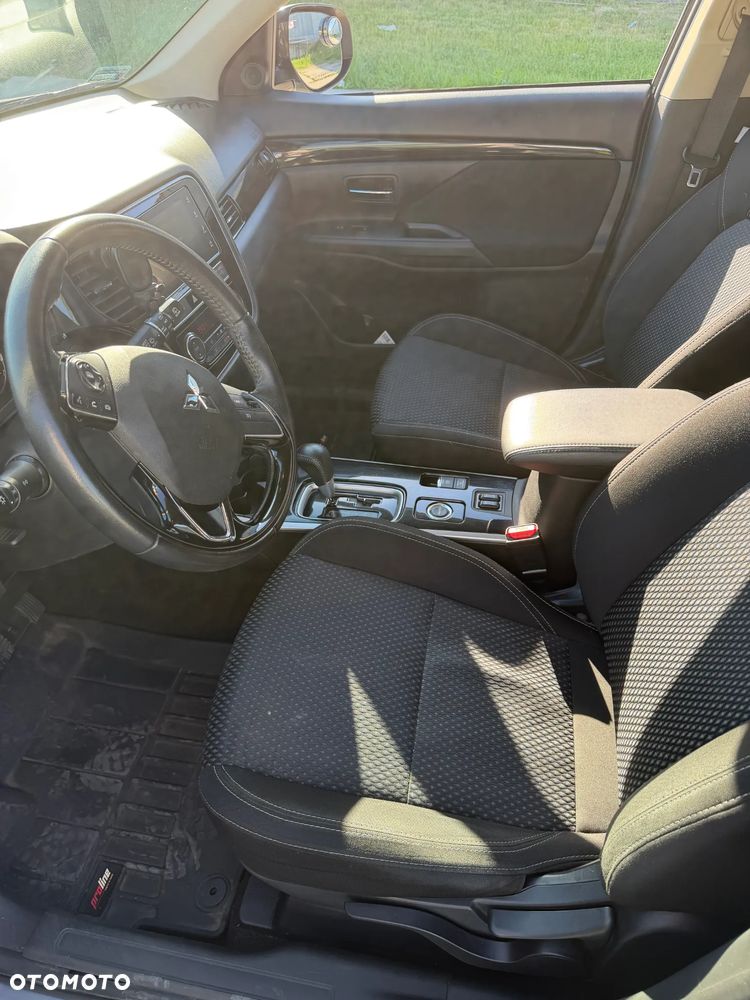 Mitsubishi Outlander - 11