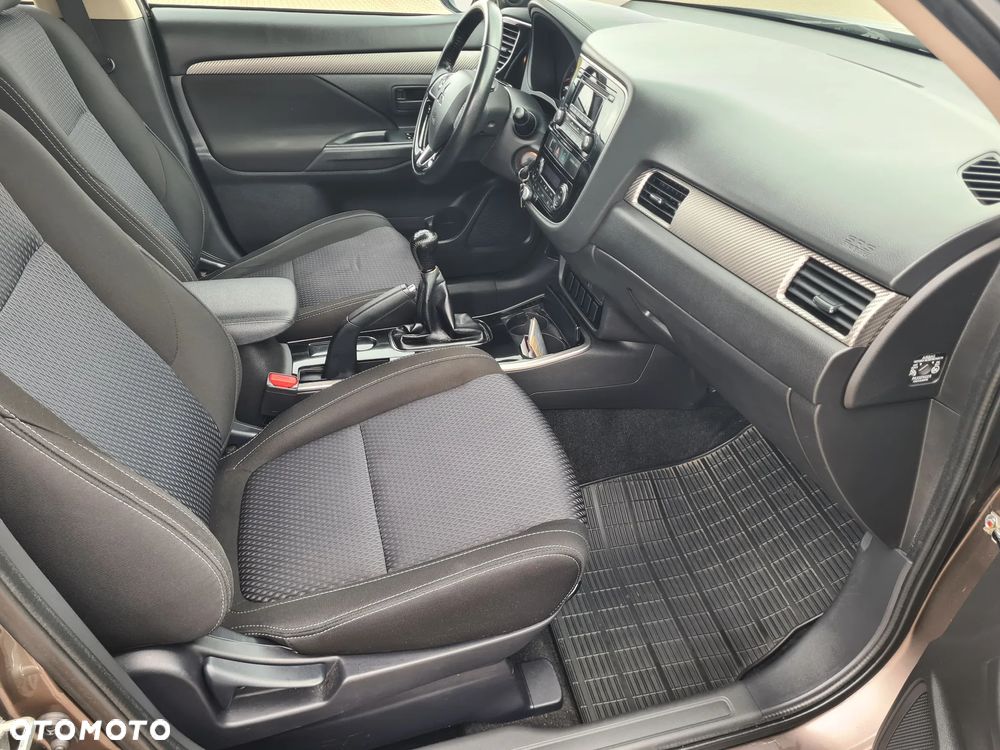 Mitsubishi Outlander 2.0 Invite + 2WD - 4