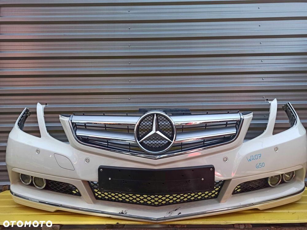 MERCEDES W207 ZDERZAK PRZÓD KOMPLETNY 650 - 1