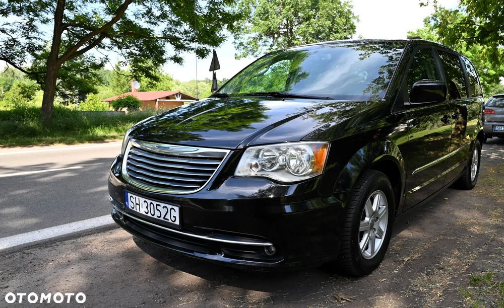 Chrysler Town & Country - 4