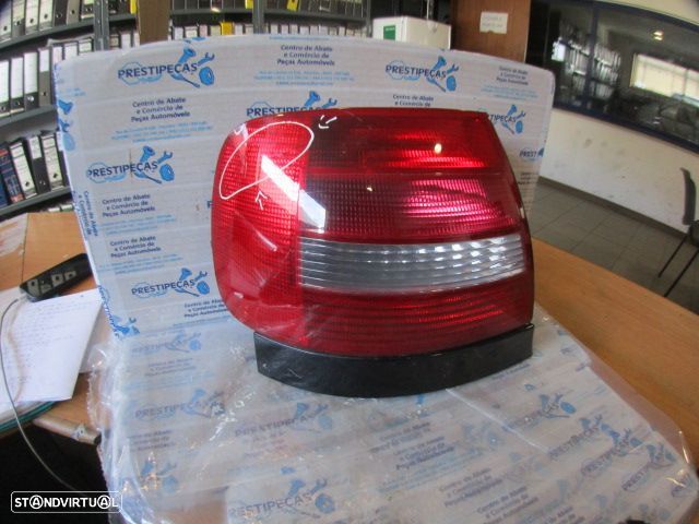 Farol Tras Stop3073 AUDI A4 8D 1999 1.9TDI 110CV 4P PRETO ESQ DANIFICADO - 1