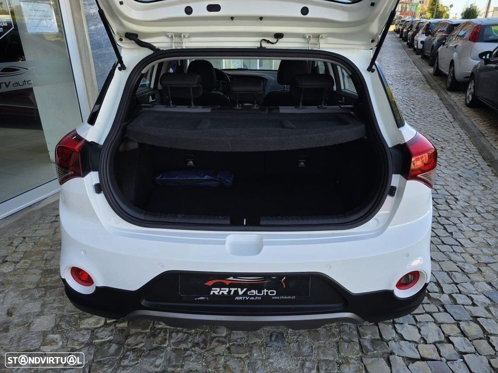 Hyundai i20 Active 1.4 CRDi Comfort Navi - 14