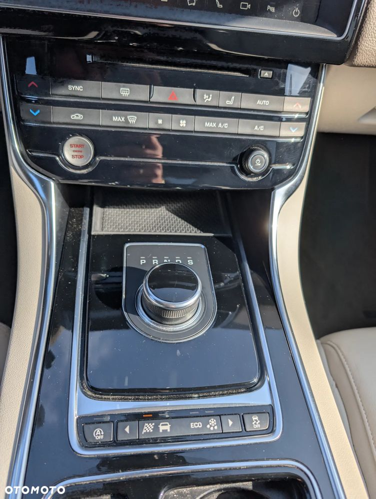 Jaguar XE 2.0 T Prestige - 27