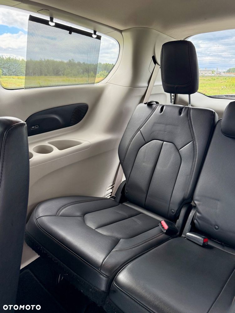 Chrysler Pacifica - 16