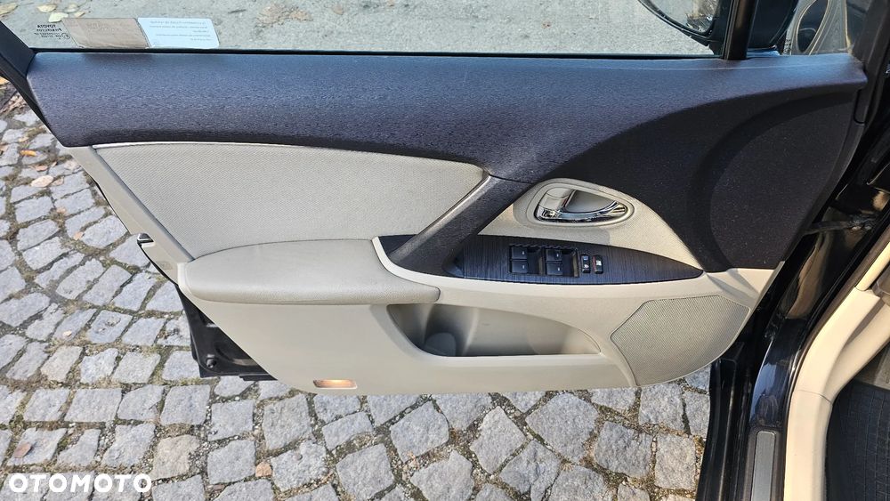 Toyota Avensis - 16