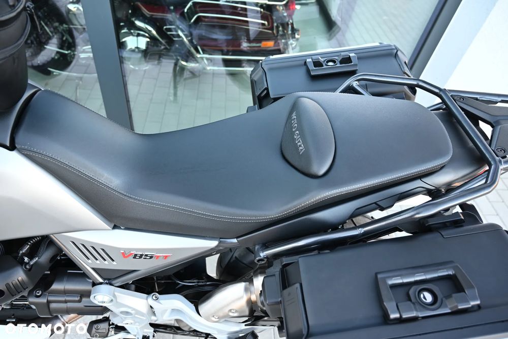 Moto Guzzi V85 - 12