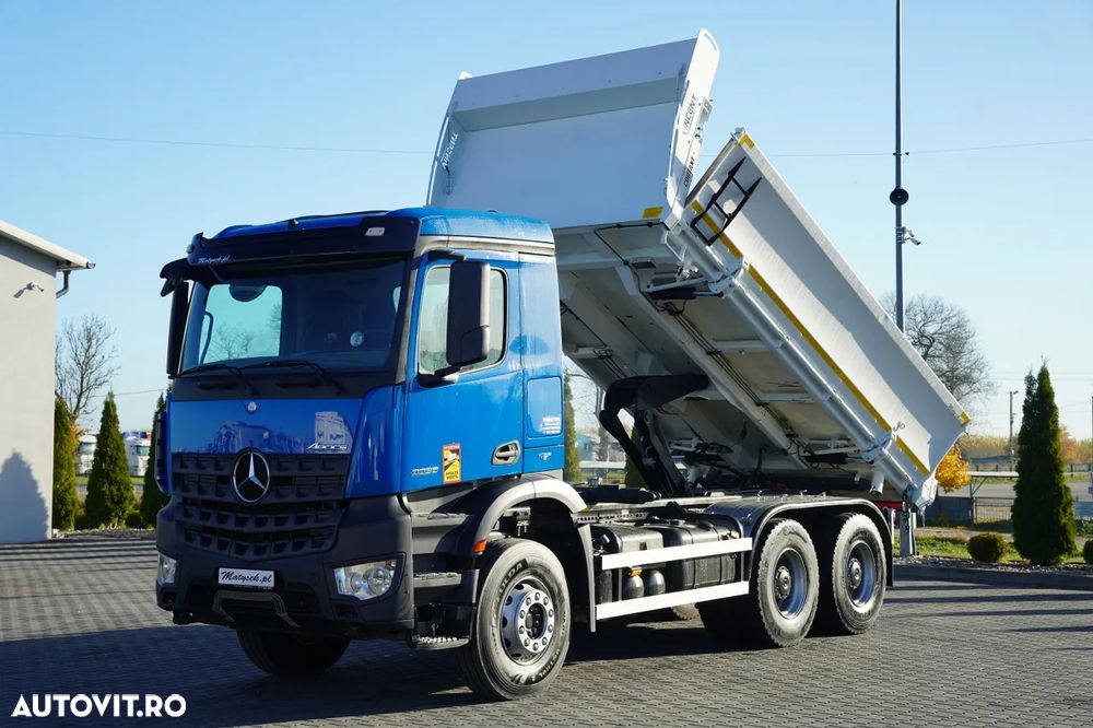 Mercedes-Benz AROCS 3336 / 6x4 / BASCULABILĂ PE 3 PĂRȚI - 5,2 M / 2x OBOANE LATERALE CU ACȚIONARE HIDRAULICĂ / CUTIE DE VITEZE AUTOMATĂ / EURO 6 - 2