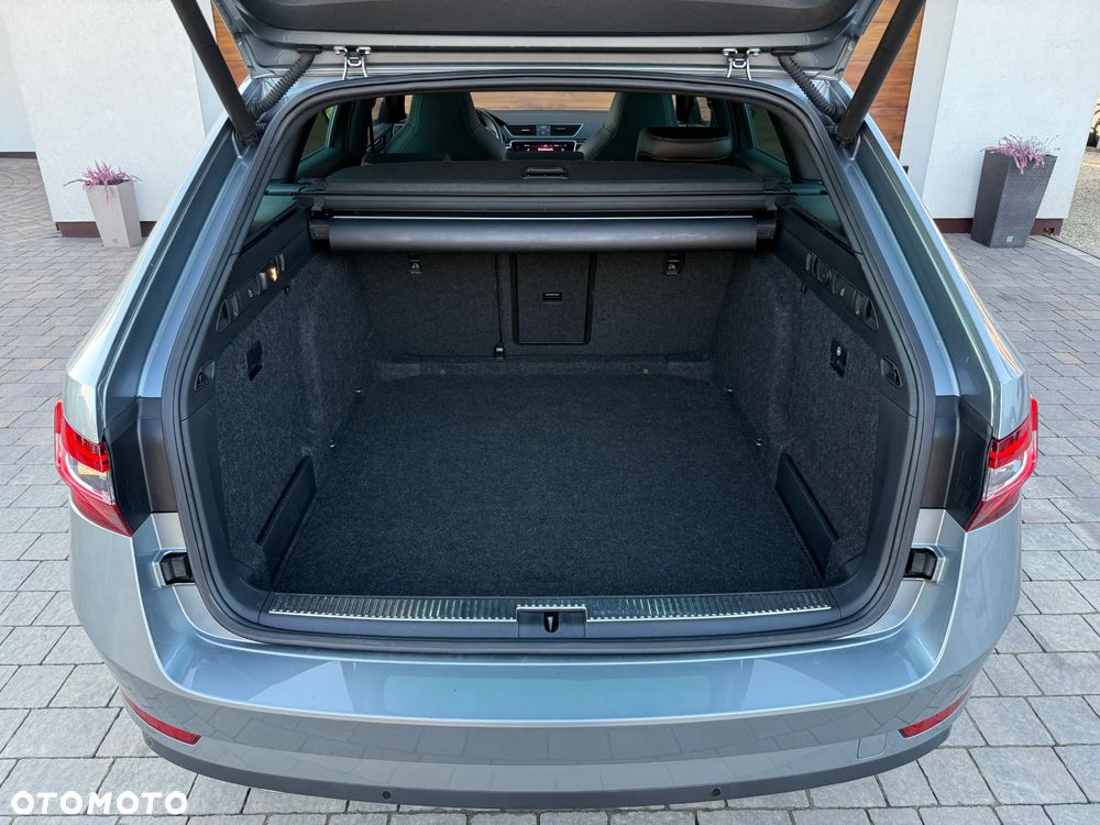 Skoda Superb Combi 2.0 TDI DSG SportLine - 23