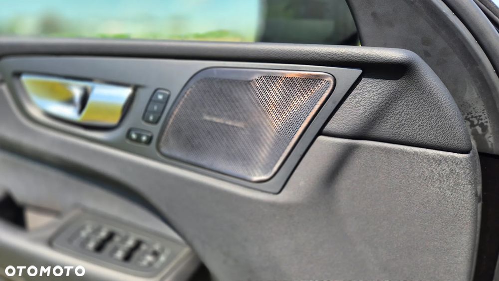 Volvo XC 60 B4 D Plus Dark - 26