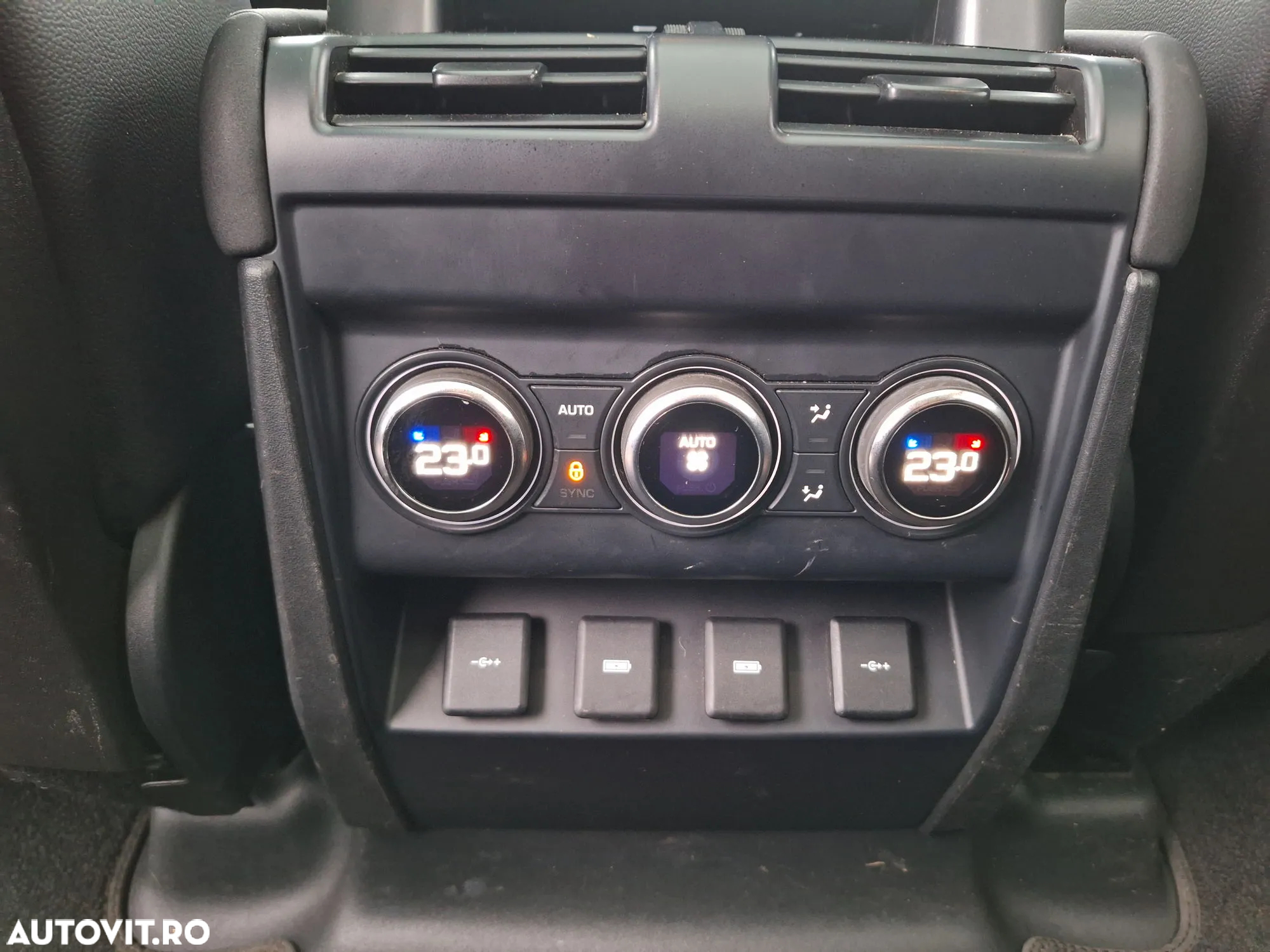 Land Rover Defender 110 2.0L D240 SE - 28