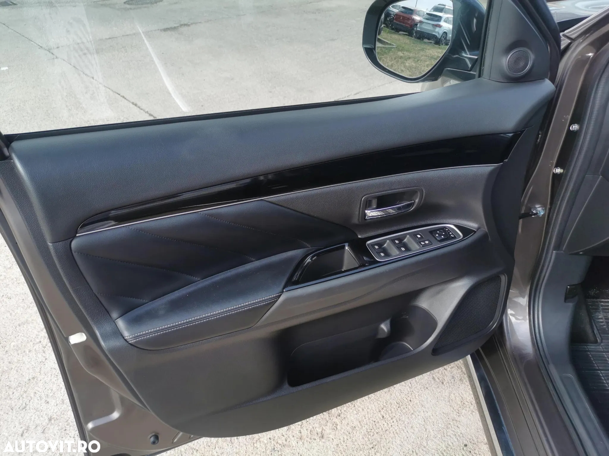 Mitsubishi Outlander PHEV 2.4 L 4X4 Invite - 19