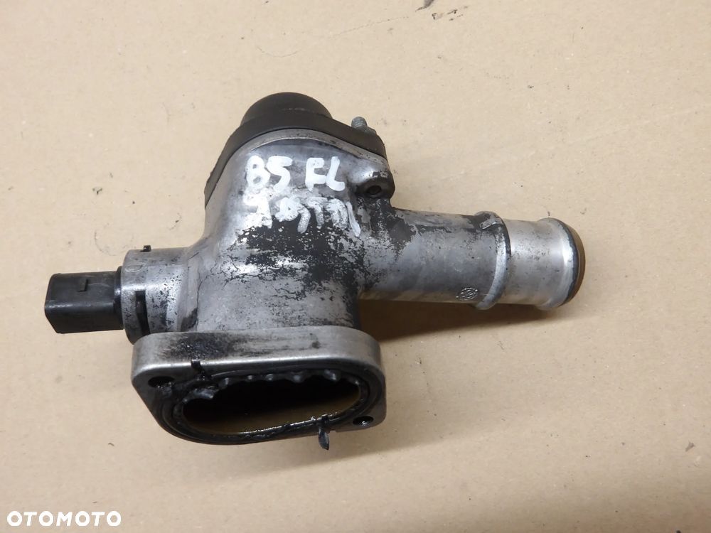 PASSAT B5 FL SEDAN 1.9TDI OBUDOWA TERMOSTATU 038121133A - 3