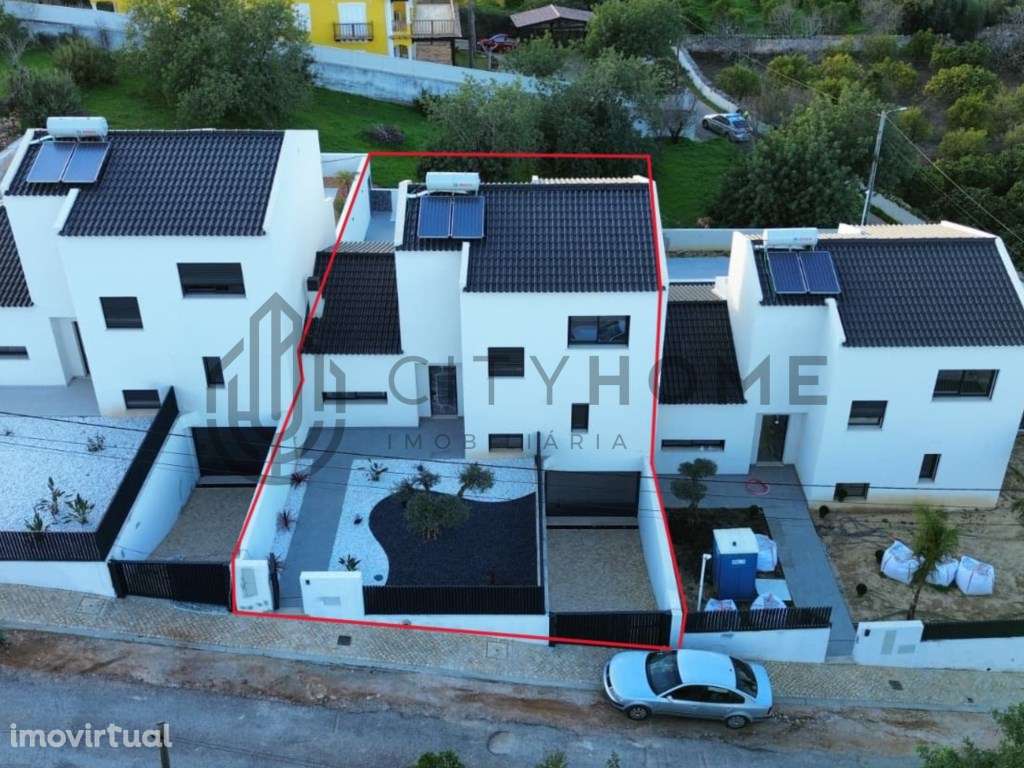 Moradia T3 em banda com Piscina e Garagem - Grande imagem: 3/34