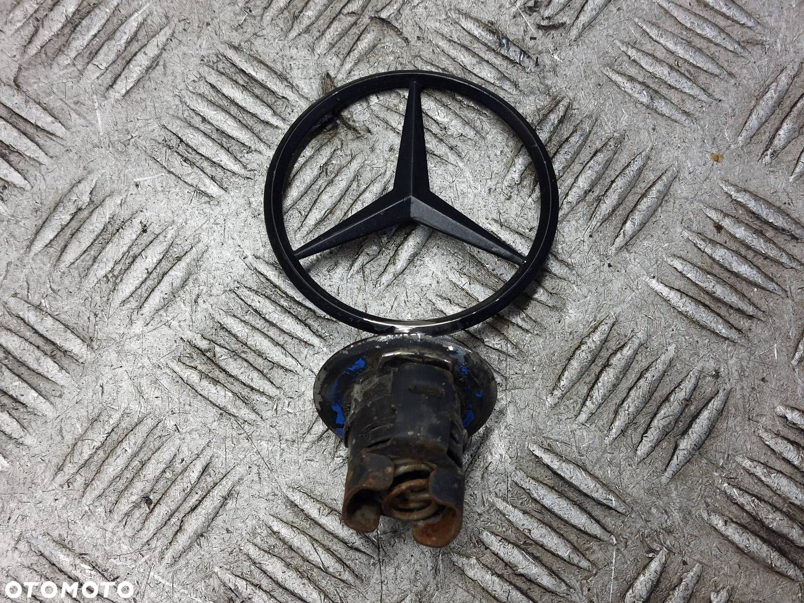 EMBLEMAT ZNACZEK LOGO MASKI MERCEDES W210 E KLASA - 2