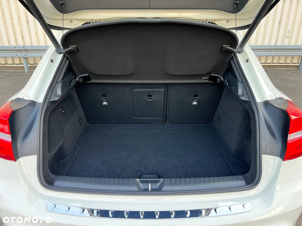 Mercedes-Benz GLA 200 7G-DCT AMG Line - 33