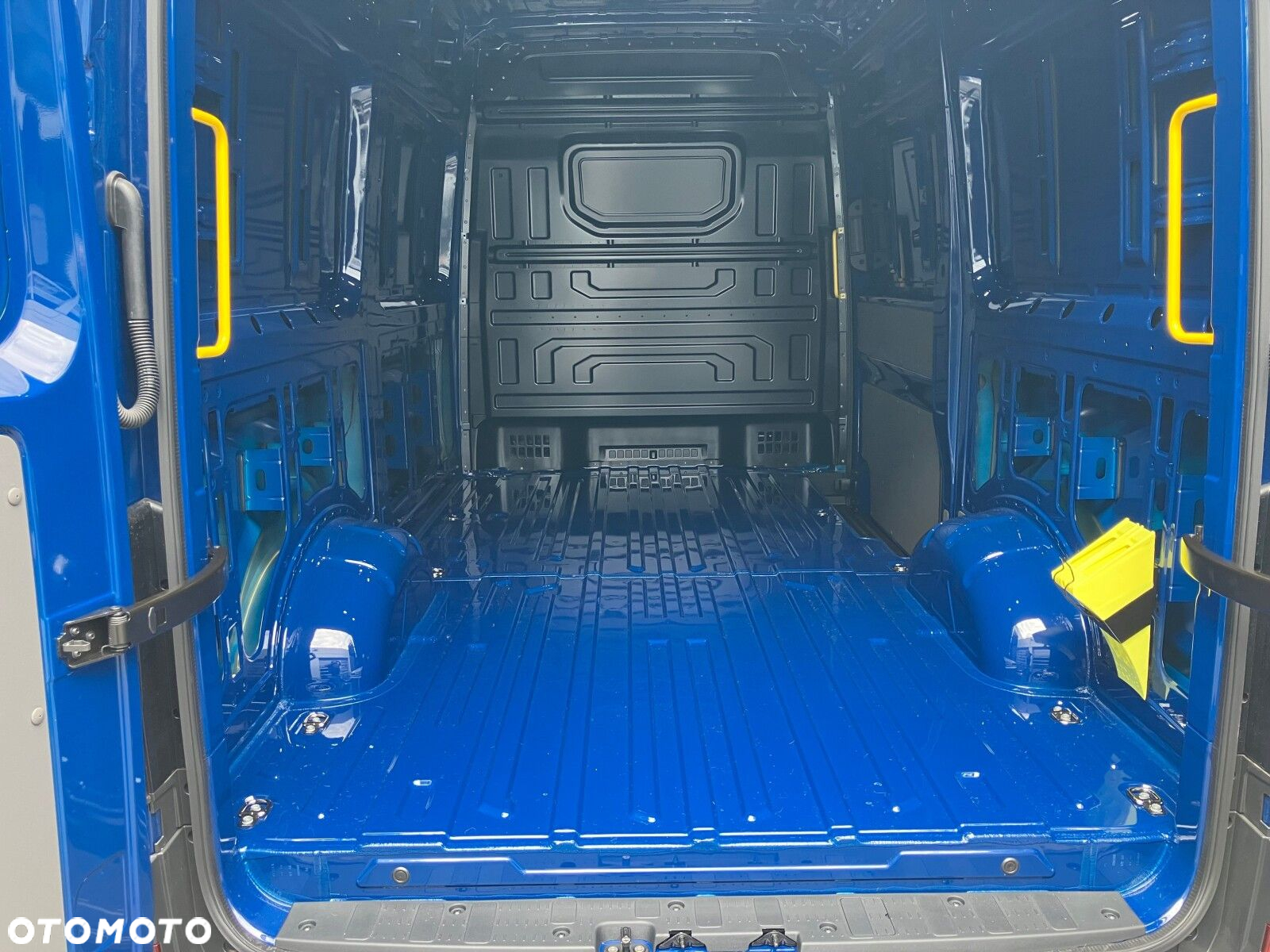 Volkswagen Crafter Crafter 35 Furgon, silnik: 2,0 l  130 kW, skrzynia biegów: napęd 4MOTION, automatyczna 8-biegowa rozstaw osi: 3640 mm - 15