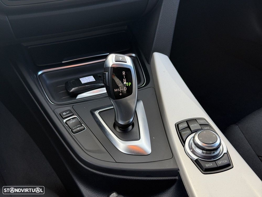 BMW 318 d Touring Auto - 10