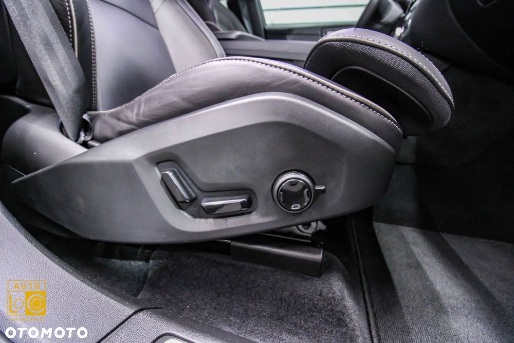 Volvo XC 60 B4 D AWD Plus Dark - 32