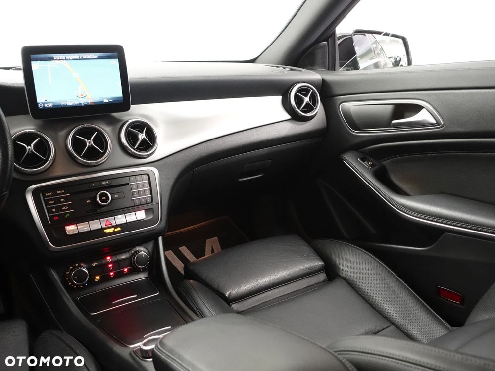 Mercedes-Benz CLA 180 7G-DCT - 36