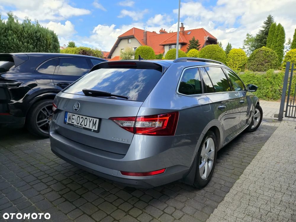 Skoda Superb 2.0 TDI DSG Ambition - 4