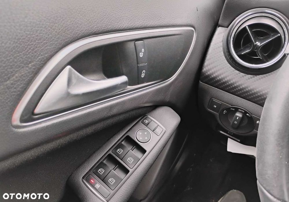 Mercedes-Benz GLA - 11