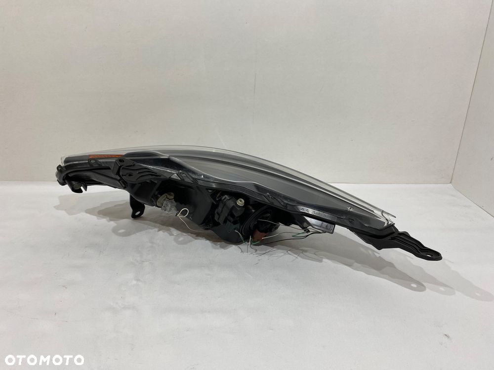 TOYOTA AYGO II LAMPA PRAWA PRZÓD EUROPA - 4